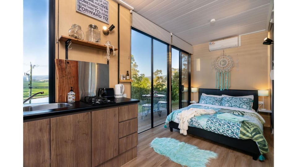 Kitchen or kitchenette, Bedroom