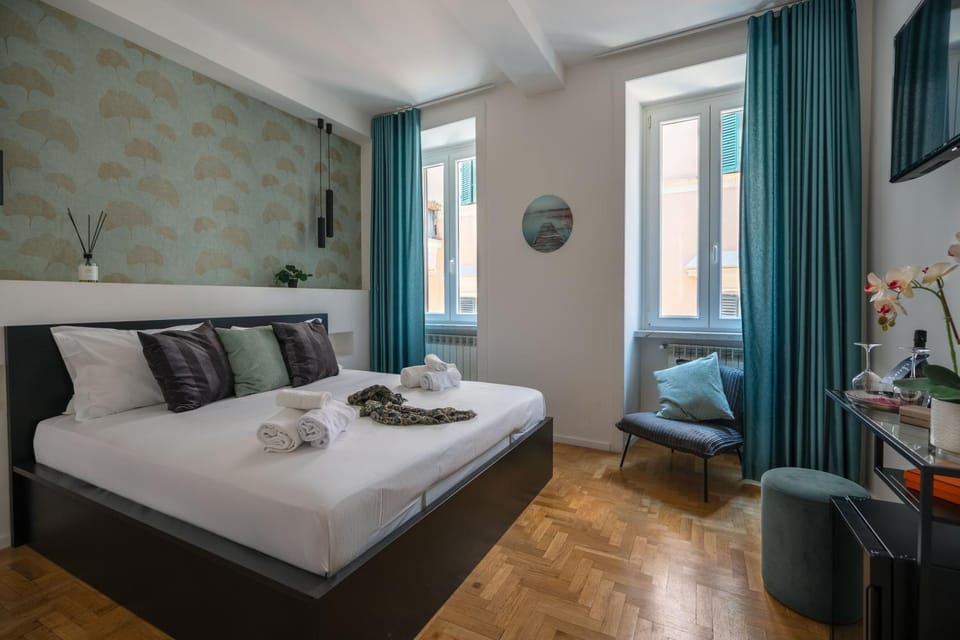 Bed, Seating area, Bedroom