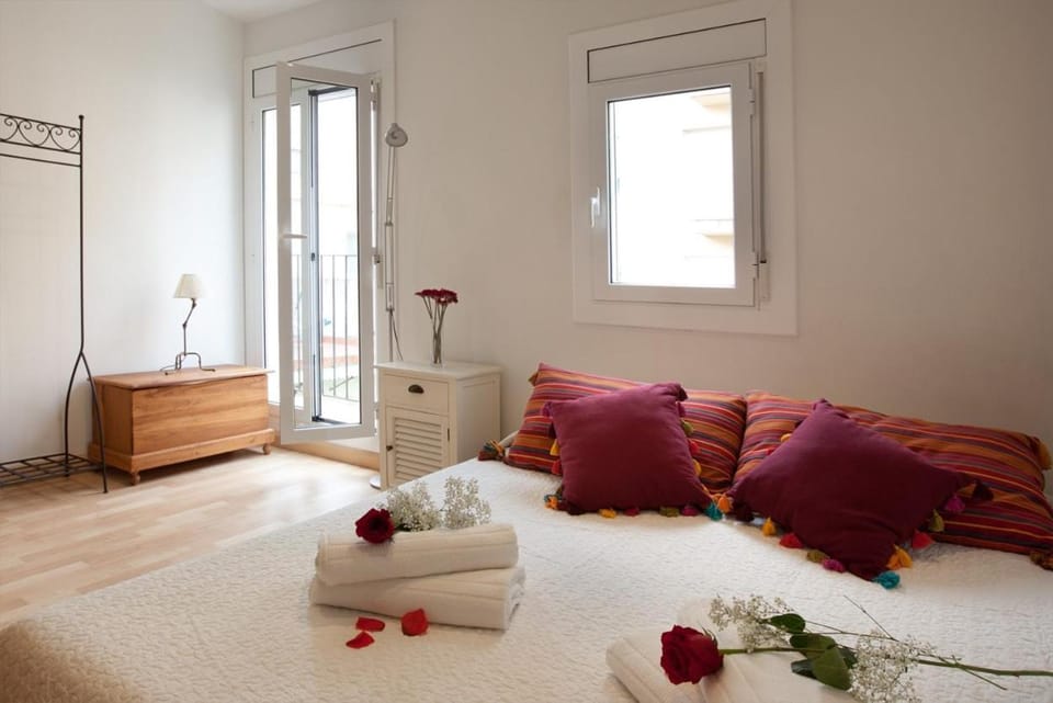 Bed, Photo of the whole room, Bedroom