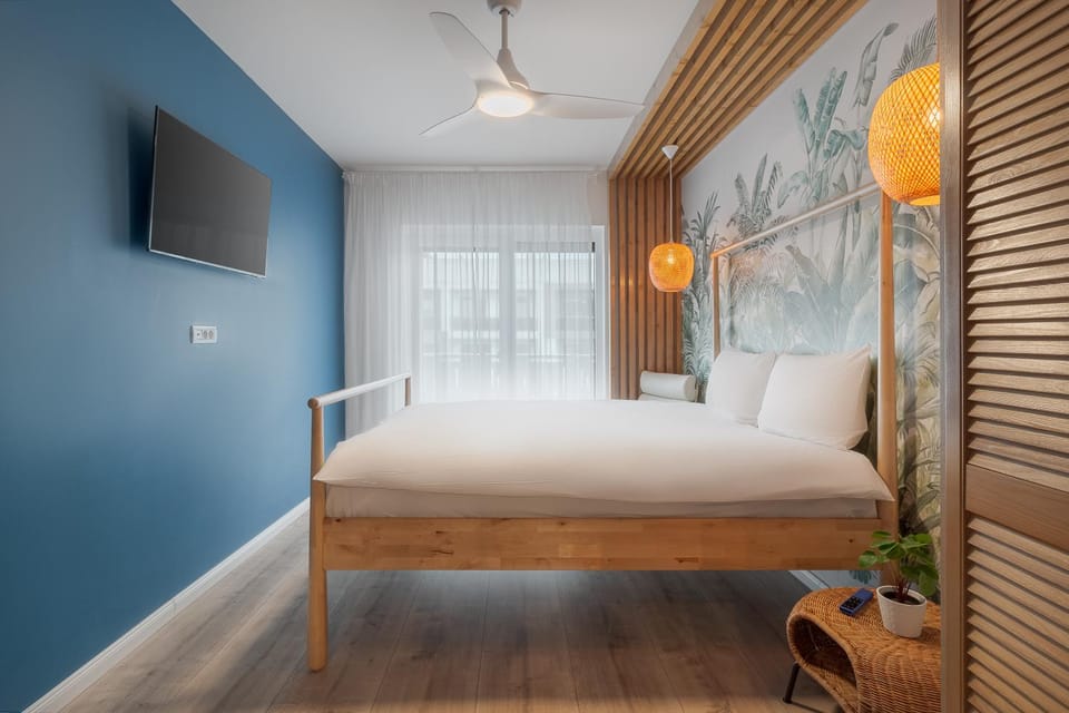 Bed, TV and multimedia, Photo of the whole room, Bedroom