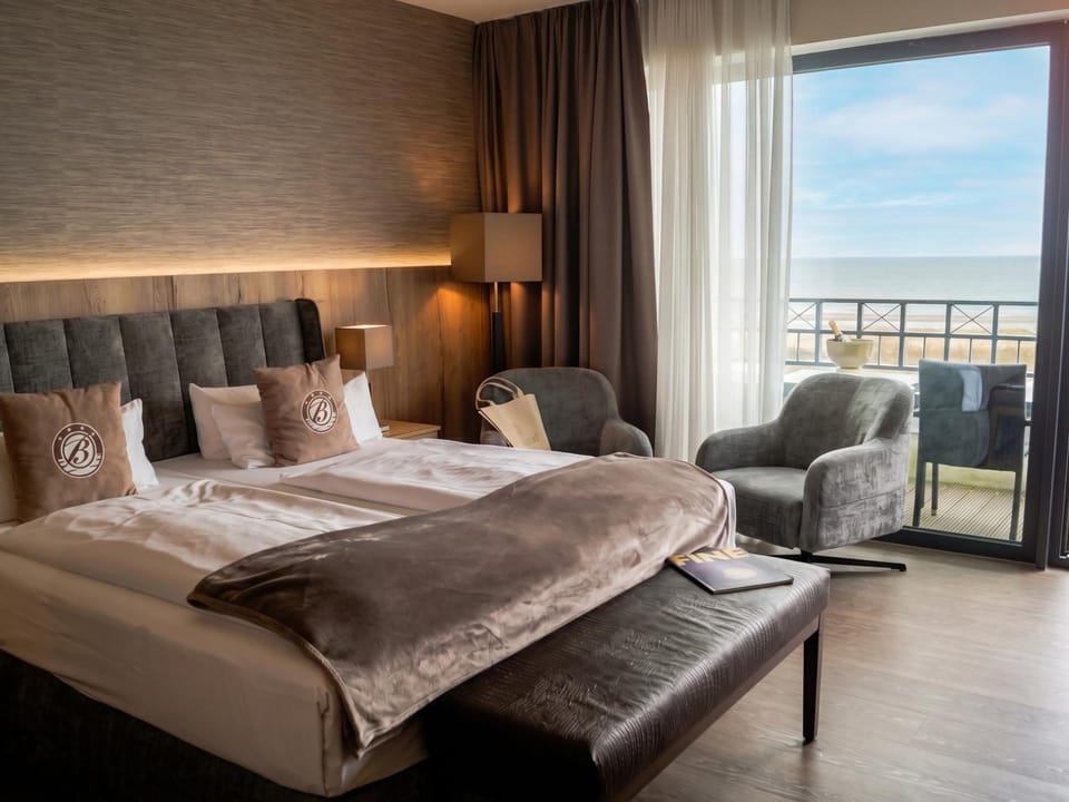 Bed, Photo of the whole room, Seating area, Bedroom