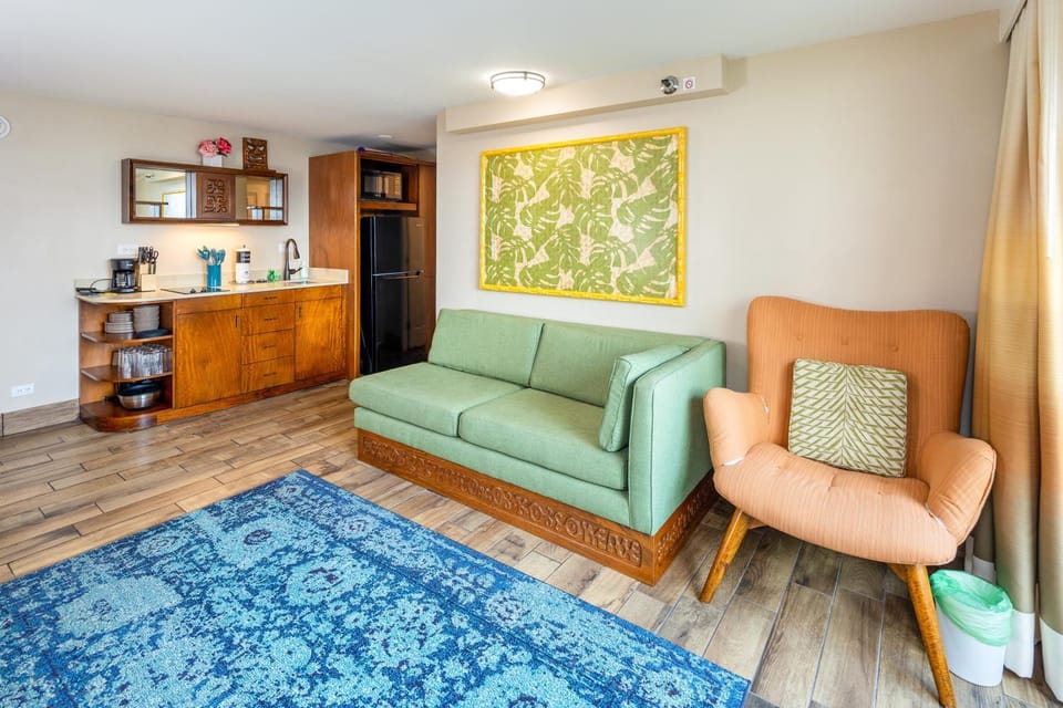 Gorgeous One Bedroom Bamboo Blocks from the Beach Apartment in Honolulu
