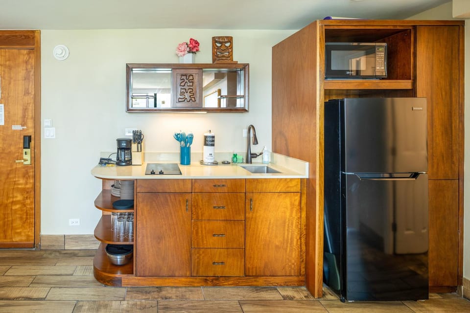 Gorgeous One Bedroom Bamboo Blocks from the Beach Apartment in Honolulu