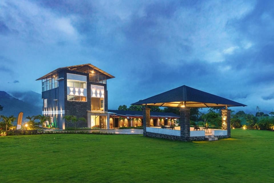 Property building, Night, Natural landscape, Garden, Garden view, Mountain view, Location, Parking