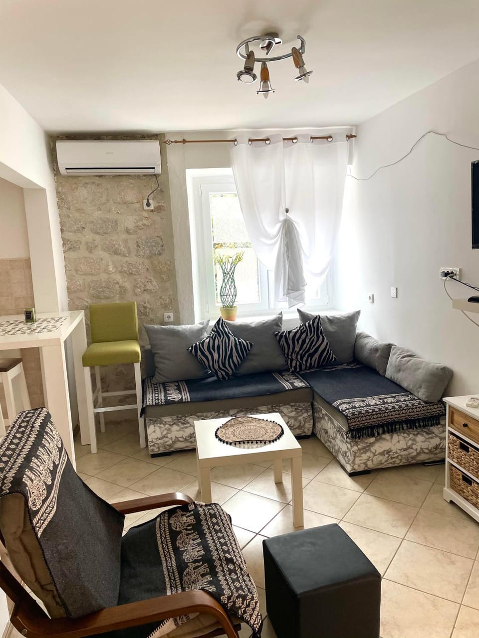 Living room, Seating area, air conditioner