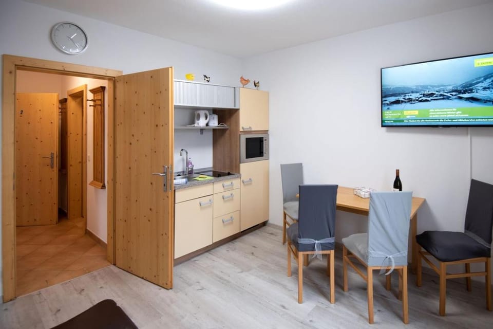 Kitchen or kitchenette, Seating area