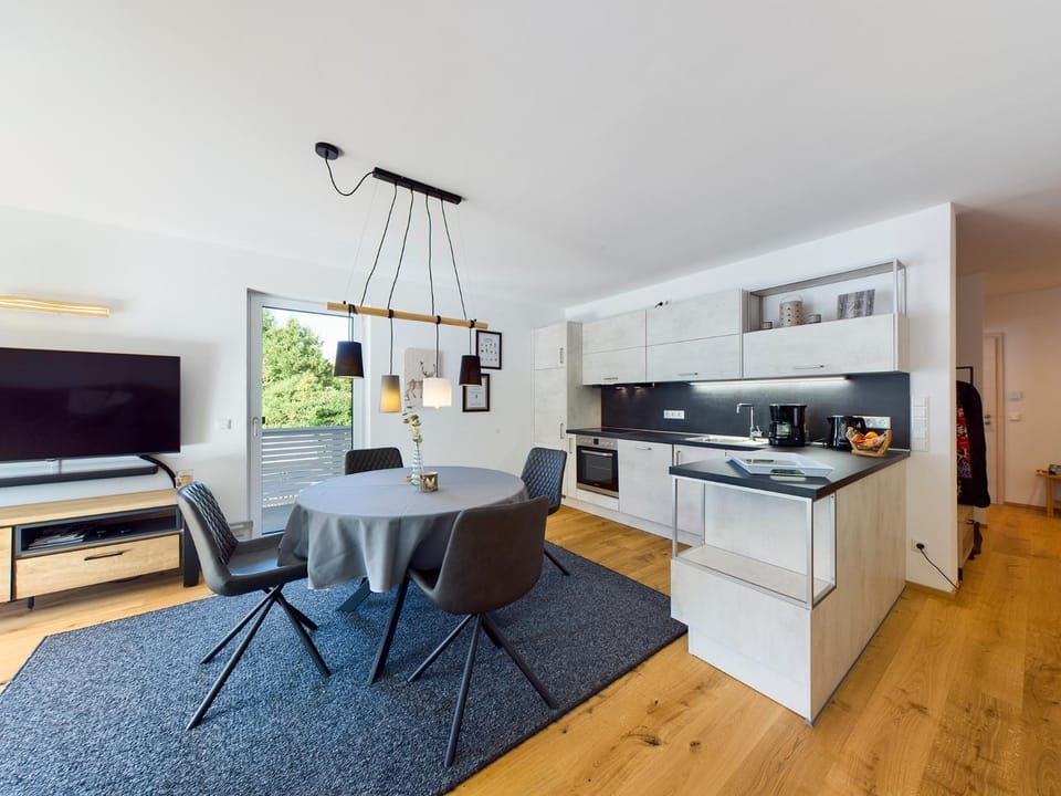 TV and multimedia, Kitchen or kitchenette, Living room, Seating area, Dining area