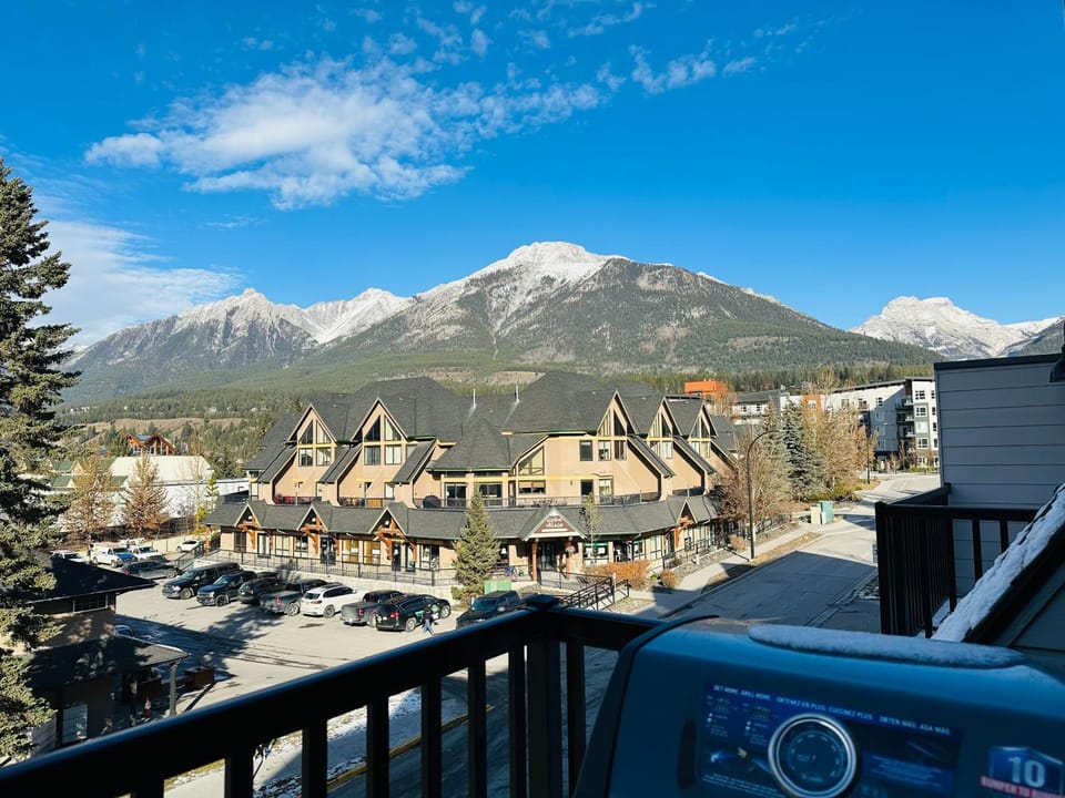 Family Mountain Escape - Three Townhouses in One Apartment in Canmore