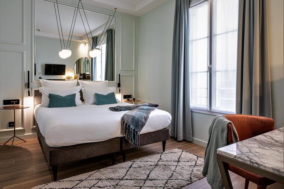Bed, Photo of the whole room, Inner courtyard view