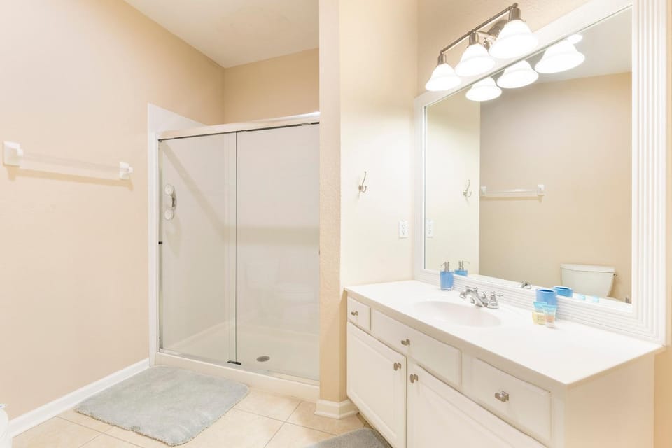 Spacious 2BR 2BA with Balcony 5 Mins to Convention Center & Epic Universe House in Orlando