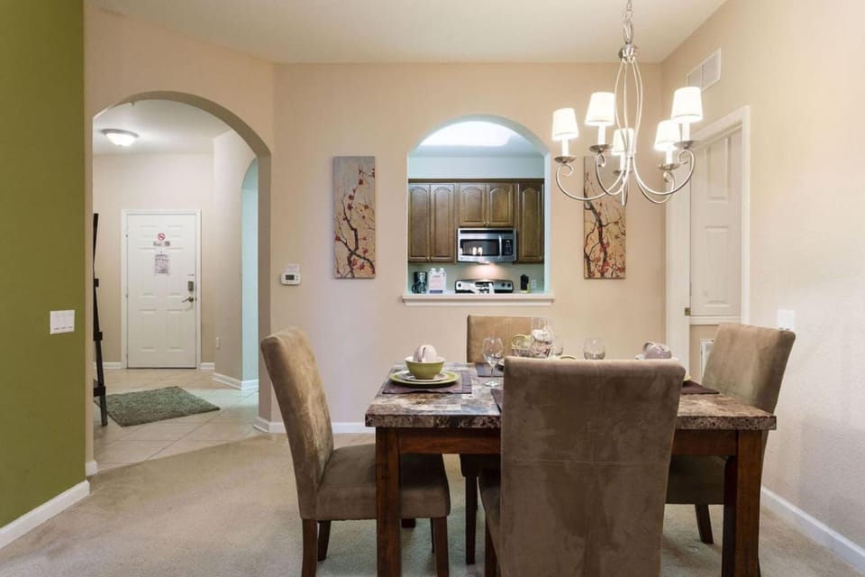 Spacious 2BR 2BA with Balcony 5 Mins to Convention Center & Epic Universe House in Orlando