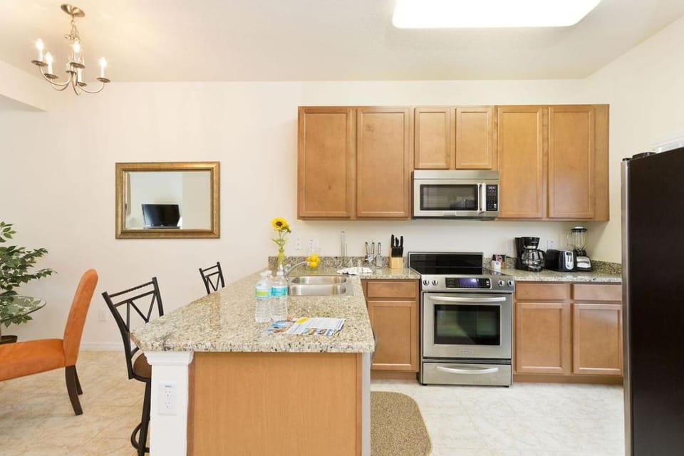 3Br 3Bath Townhome BBQ Pool 15min Disney 1291ft House in Kissimmee