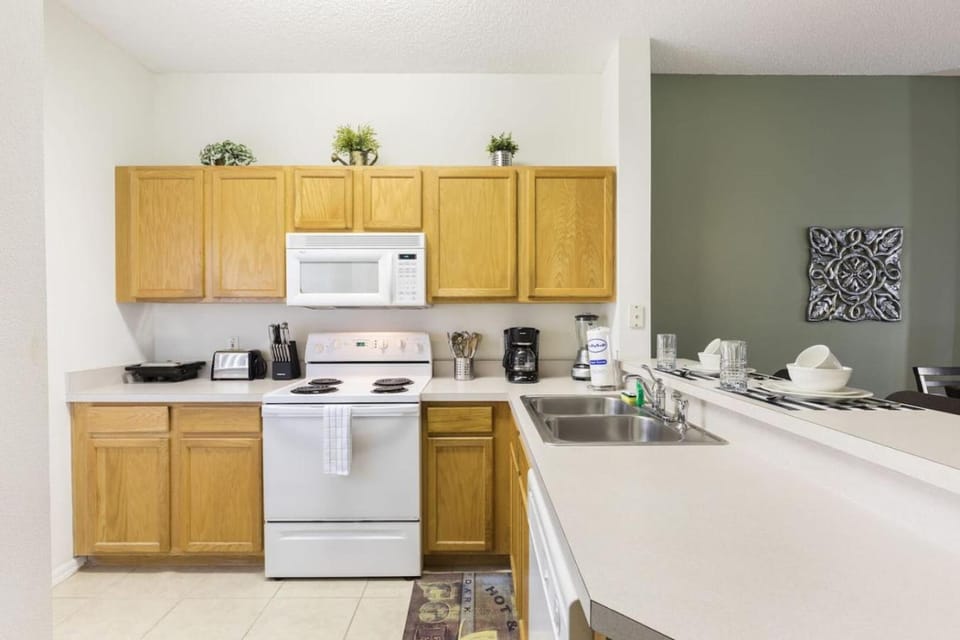 Family Getaway Townhome at Lake Berkley 15min to Disney House in Lake Berkley