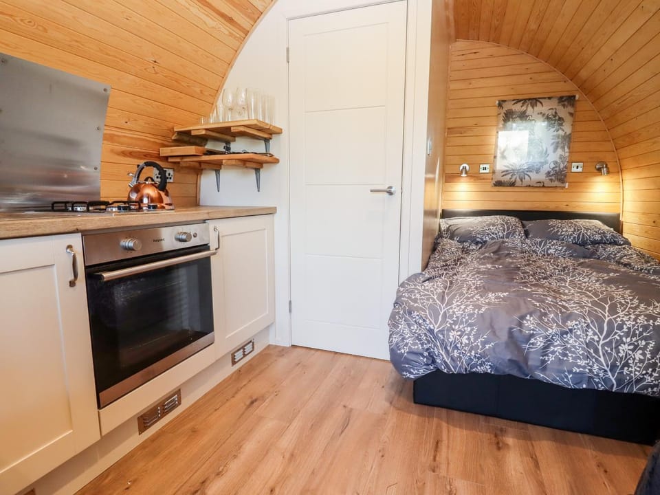 Gander Pod at Salford Court Farm Fishing Cabins Cabin in Malvern Hills District