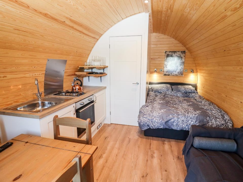 Gander Pod at Salford Court Farm Fishing Cabins Cabin in Malvern Hills District