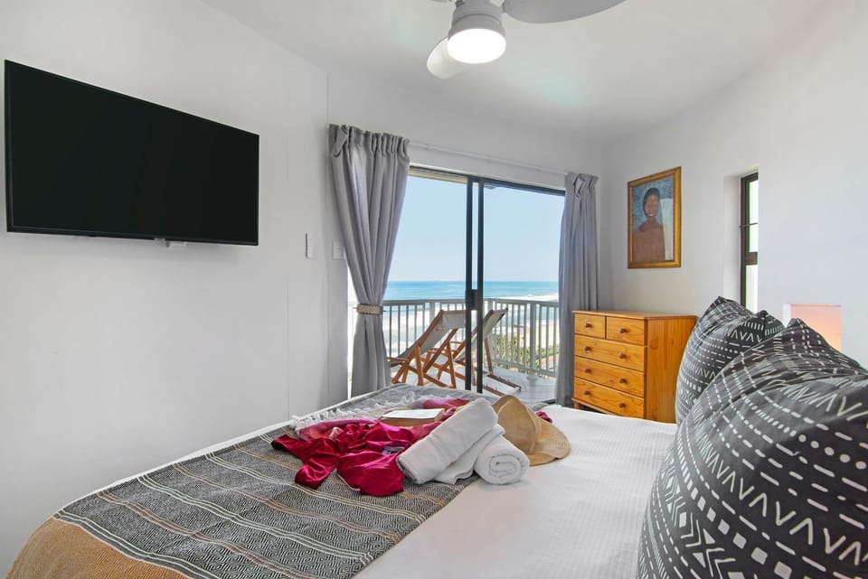 Patio, Bed, TV and multimedia, Beach, Bedroom, fireplace
