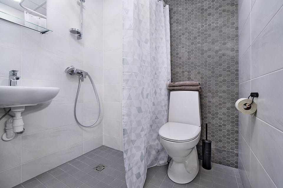 Shower, Toilet, Bathroom, towels