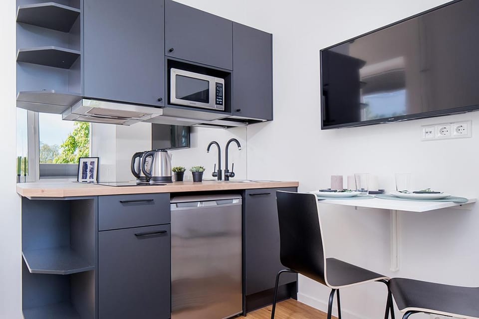 TV and multimedia, Coffee/tea facilities, Kitchen or kitchenette, Seating area, Dining area, microwave, stove, kitchen