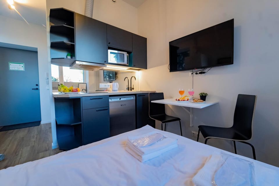 Bed, TV and multimedia, Coffee/tea facilities, Kitchen or kitchenette, Photo of the whole room, Dining area, Bedroom, microwave, stove, kitchen