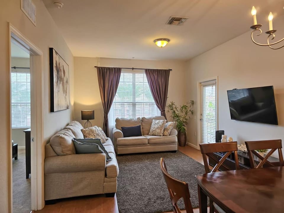 3Br 2Bath Condo Balcony 5min Conv Center 1410ft House in Highlands Reserve