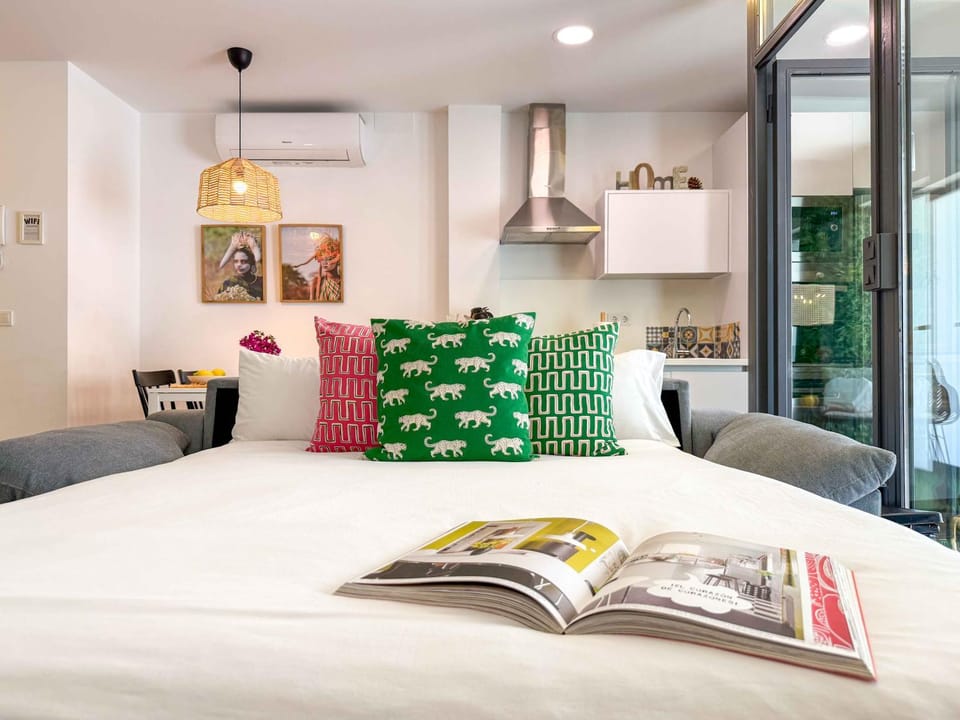 Bed, Living room, air conditioner
