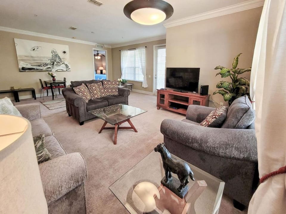 Spacious Vista Cay Condo near Universal Studios House in Orlando