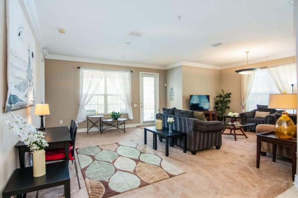 Spacious Vista Cay Condo near Universal Studios House in Orlando