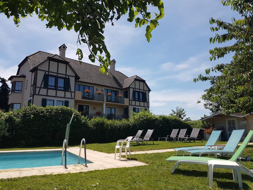 Property building, Day, Garden, Swimming pool, Swimming pool