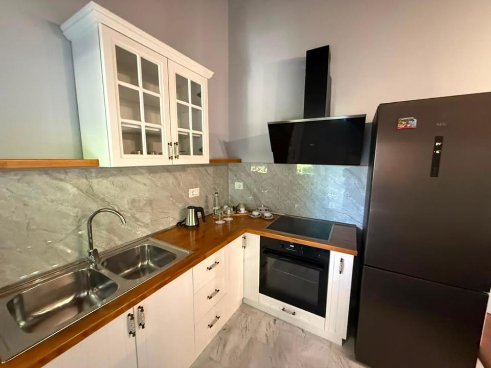 Kitchen or kitchenette, dishwasher, minibar, stove