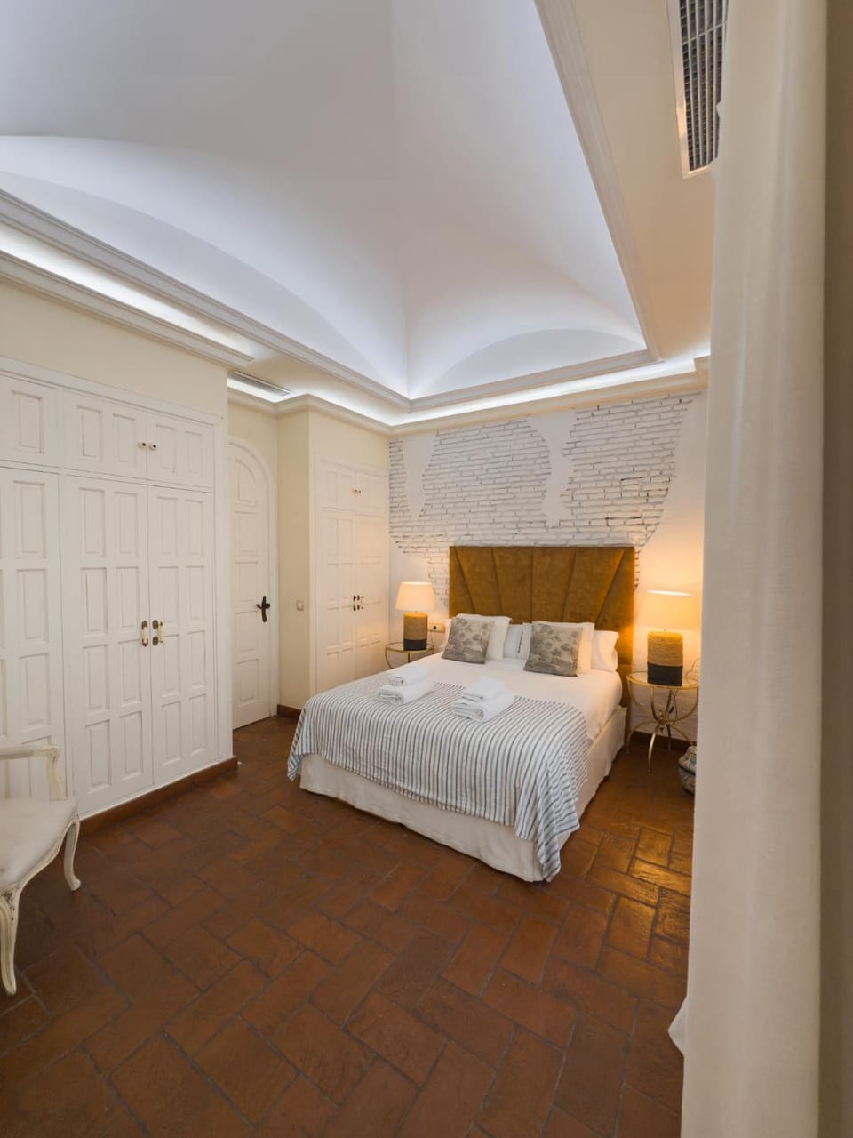 Photo of the whole room, Bedroom, wardrobe