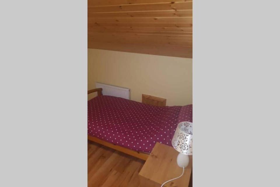 Cottage ideal for Family's & private lake access House in Longford