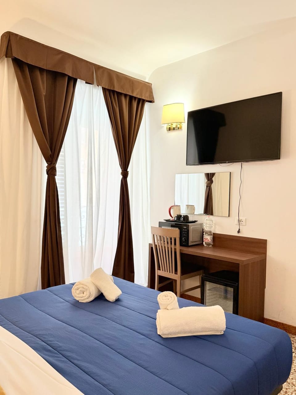TV and multimedia, Photo of the whole room, microwave, towels