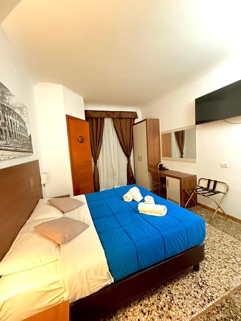 Bed, TV and multimedia, Photo of the whole room, towels