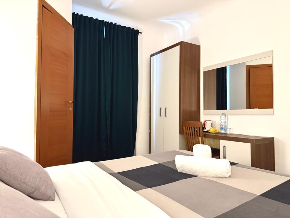 Bed, TV and multimedia, Photo of the whole room, Bedroom, wardrobe