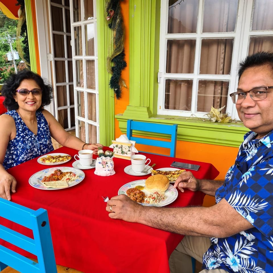 Restaurant/places to eat, Food and drinks, Guests, Breakfast