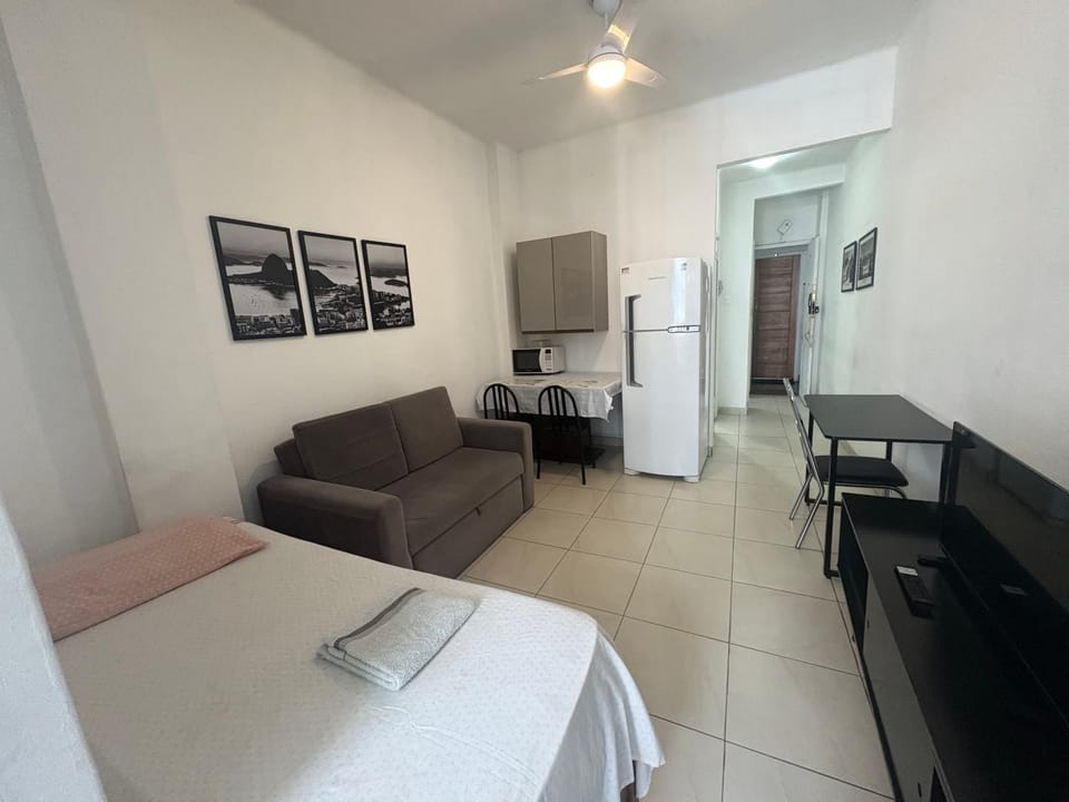 STUDIO com entrada na Av Atlântica praia de Copacabana, próximo de Ipanema, ar , Wi-Fi e Netflix, pauloangerami AA3806 Apartment in Rio de Janeiro