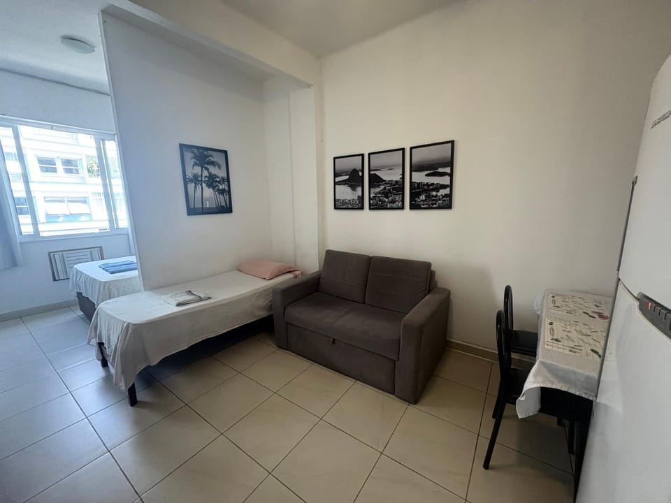STUDIO com entrada na Av Atlântica praia de Copacabana, próximo de Ipanema, ar , Wi-Fi e Netflix, pauloangerami AA3806 Apartment in Rio de Janeiro