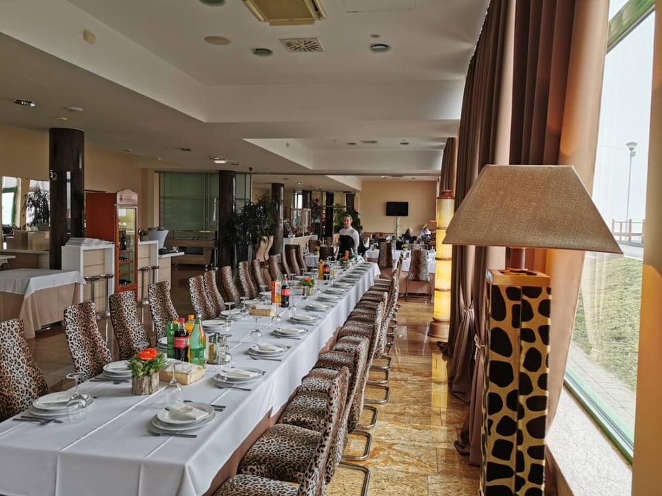 Restaurant/places to eat, Communal lounge/ TV room, Banquet/Function facilities, Decorative detail