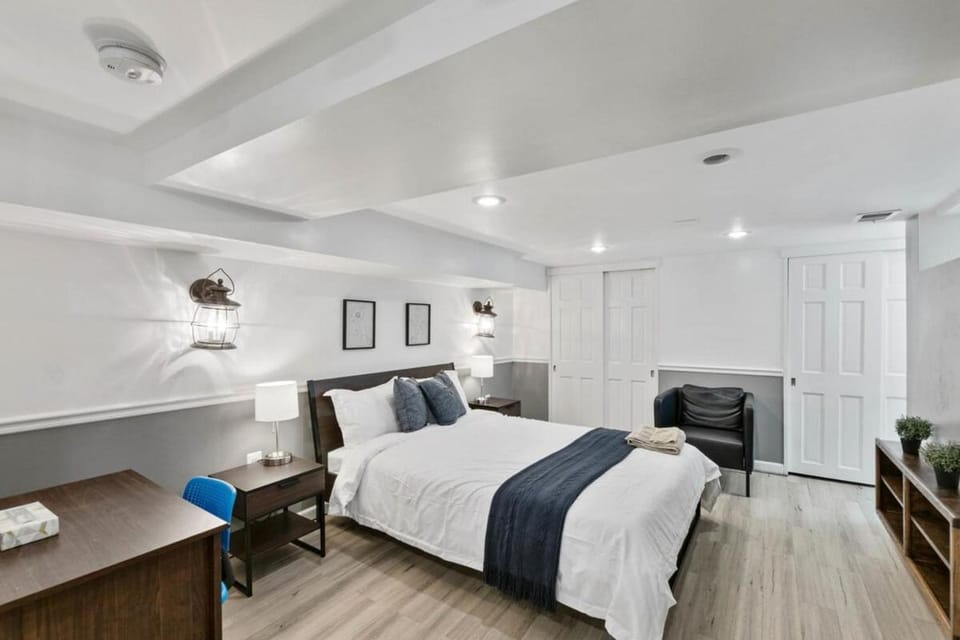 Beautiful 3BR 2BA Colonial House by CozySuites House in Alexandria
