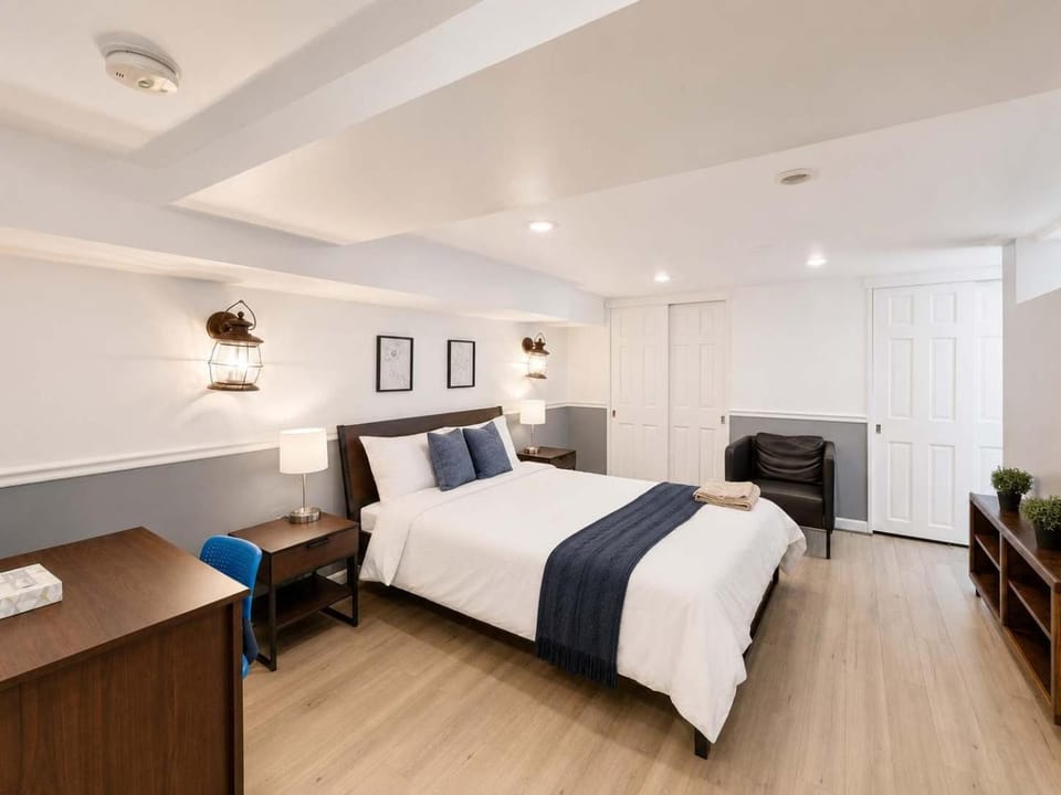 Beautiful 3BR 2BA Colonial House by CozySuites House in Alexandria