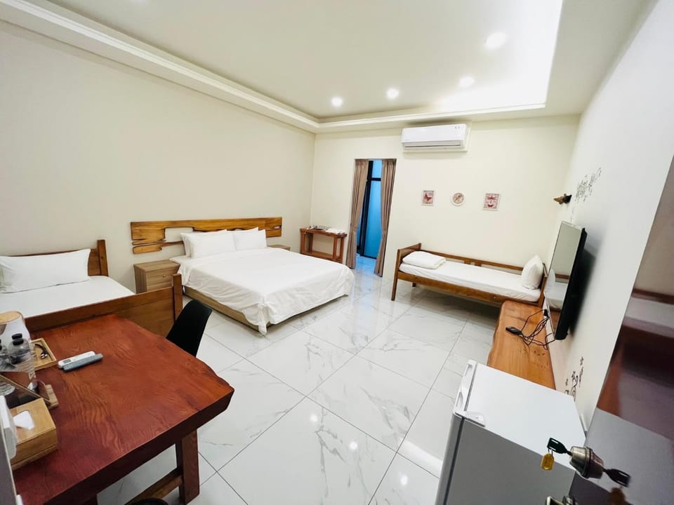 Bed, TV and multimedia, Living room, Photo of the whole room, Seating area, Bedroom, towels