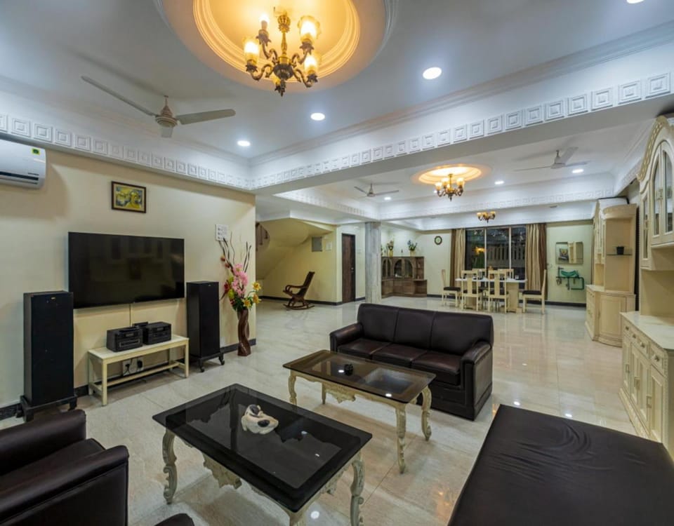 Communal lounge/ TV room, TV and multimedia, Living room, Seating area, Dining area, Evening entertainment, air conditioner