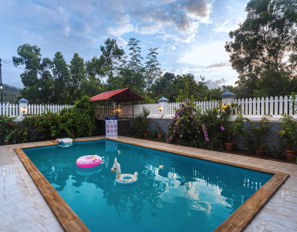 Day, Natural landscape, Garden, Pool view, Swimming pool