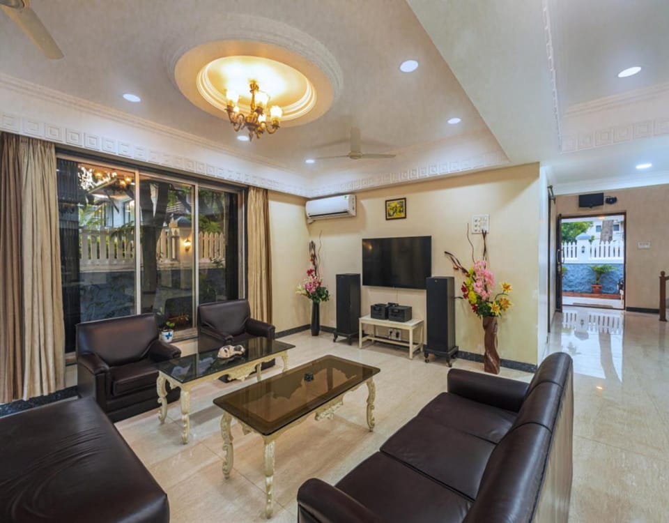 TV and multimedia, Living room, Decorative detail, Seating area, Evening entertainment