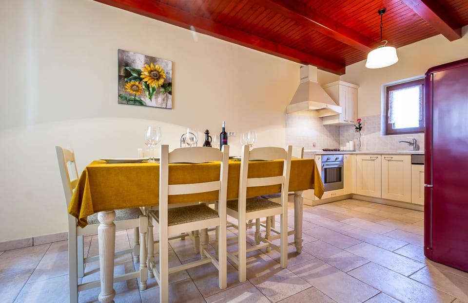 Dining area, kitchen