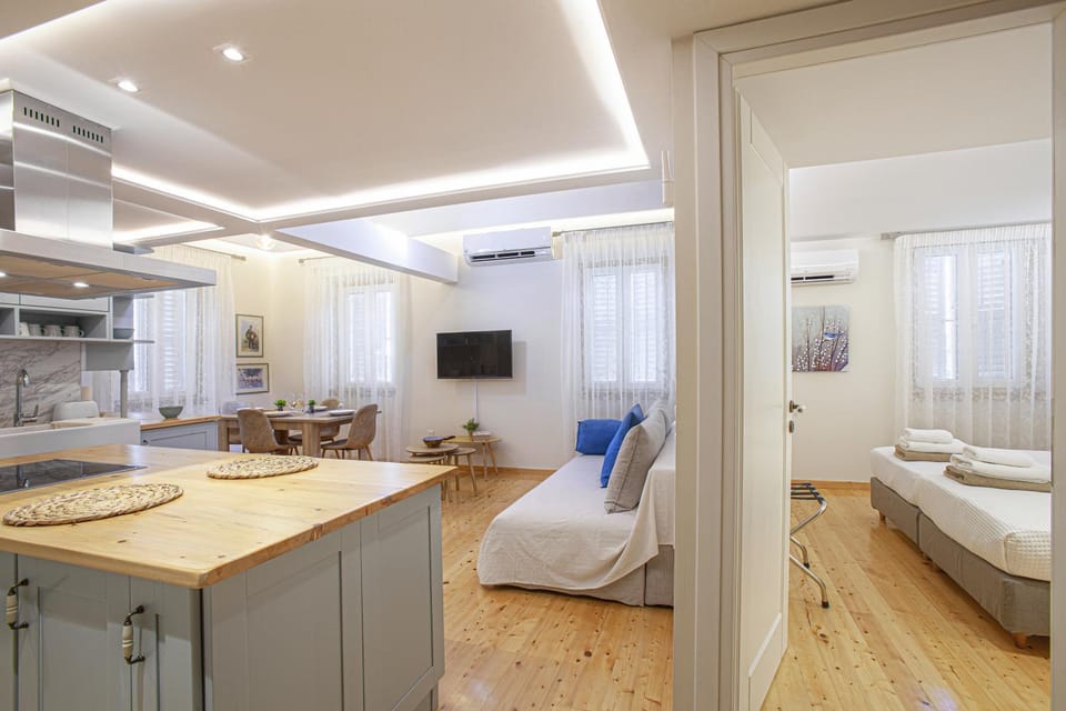 Kitchen or kitchenette, Bedroom
