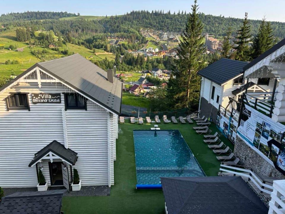 Property building, Day, Natural landscape, Bird's eye view, Mountain view, Pool view, Swimming pool, sunbed