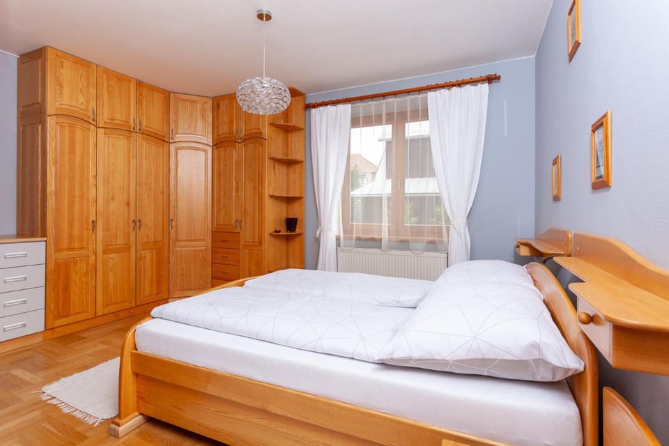 Photo of the whole room, Bedroom, wardrobe