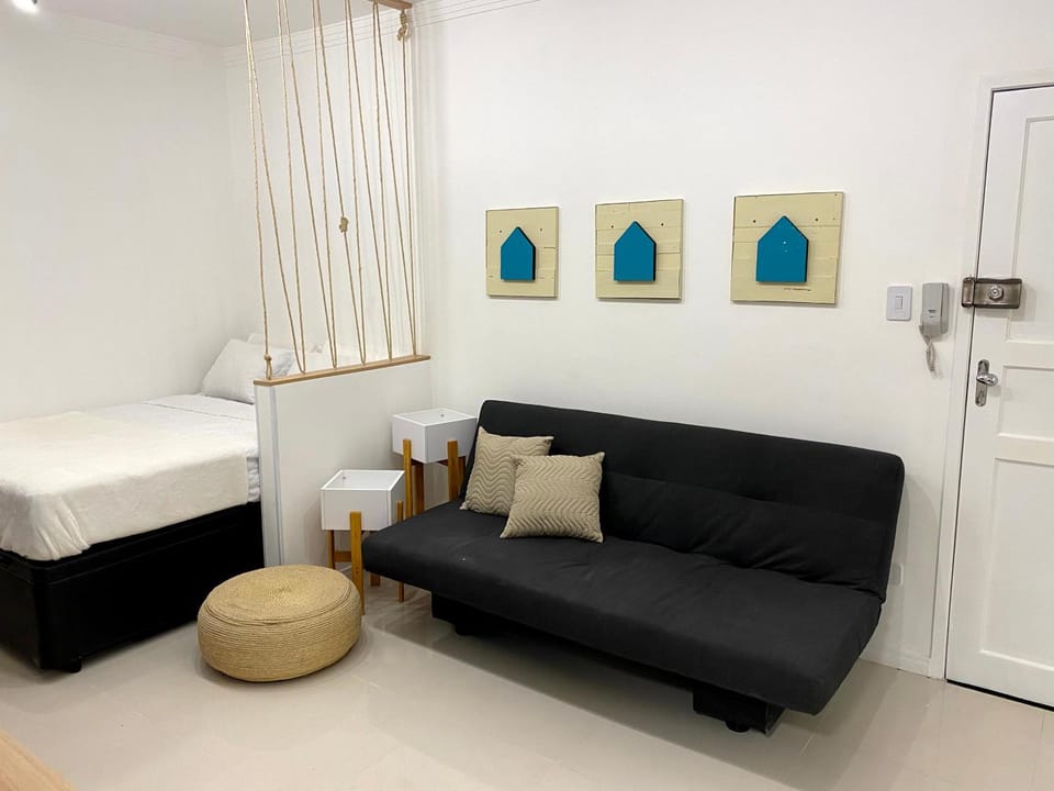 Bed, Seating area