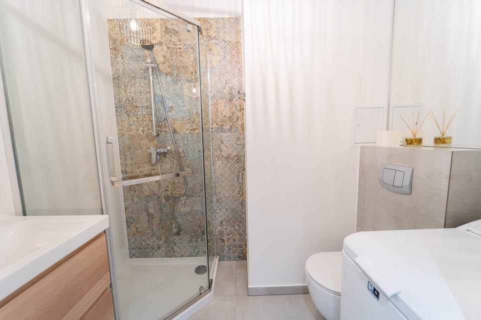 Shower, Toilet, Bathroom, towels